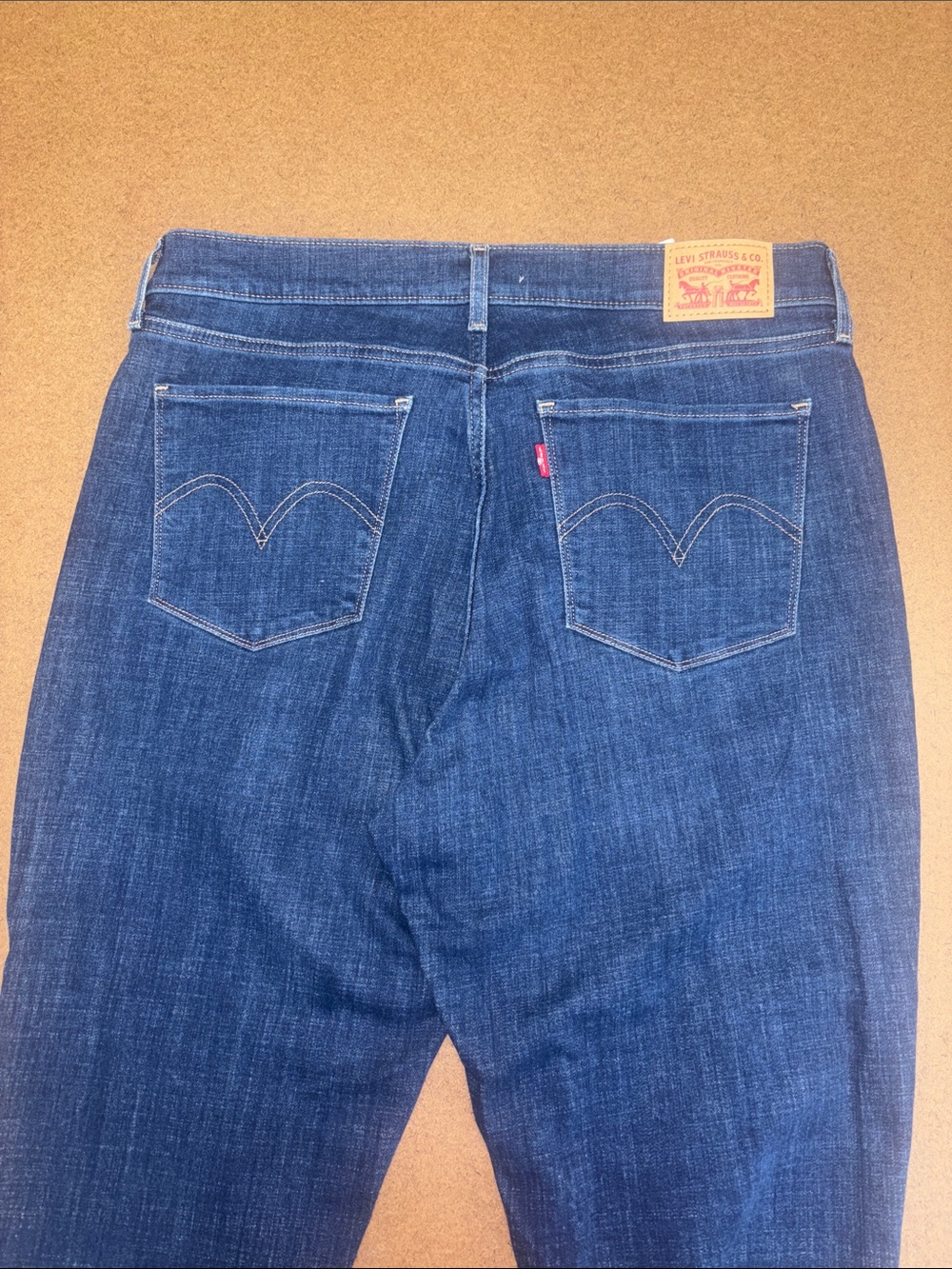 Levi's Women's 32x30 Straight Leg Stretch Jeans in Classic Dark Blue Denim